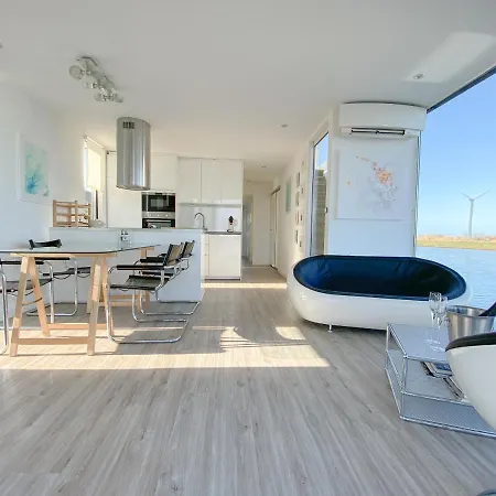 Bådhotel Homeboat Glamping 4*